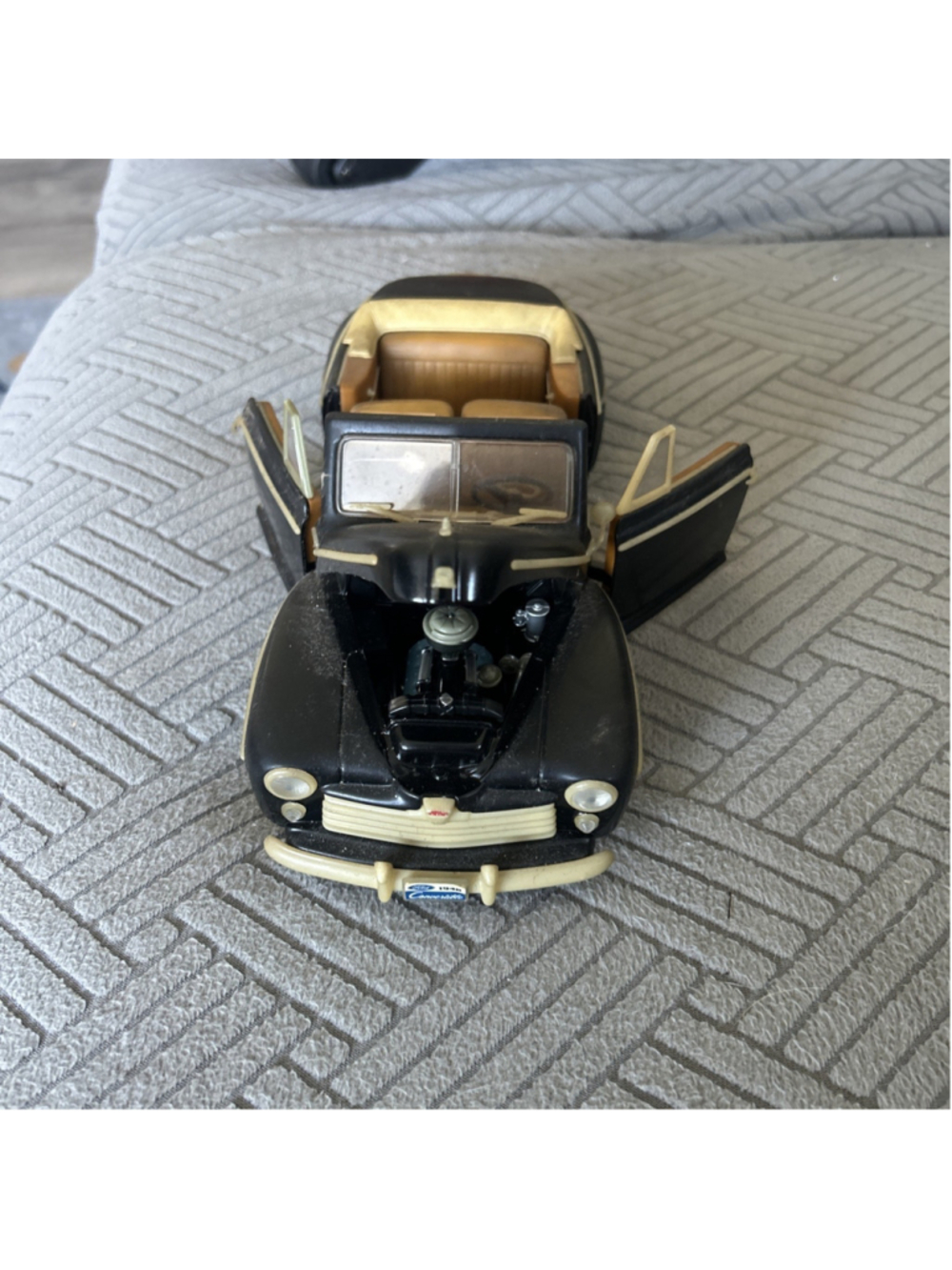 ROAD SIGNATURE 1:18 SCALE 1948 FORD CONVERTIBLE DIECAST! BLACK!  Dusty